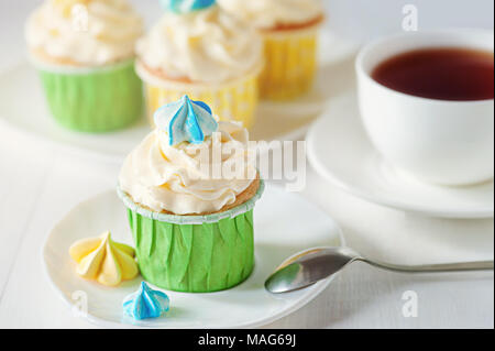 Ein schönes helles Damen Tea Party mit Tasse Kaffee Kuchen mit Baiser Stockfoto
