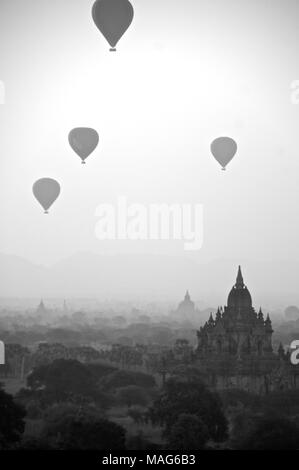 Schwarze und weiße Sonnenaufgang in Bagan, Myanmar Stockfoto