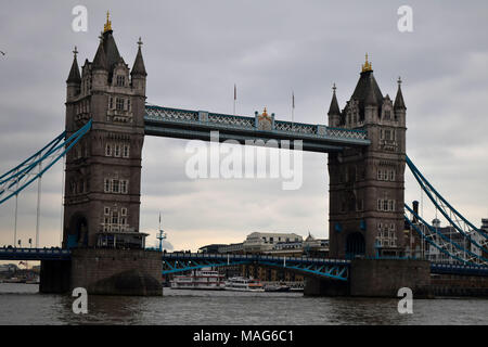 Die spektakuläre Tower Bridge in London. Stockfoto