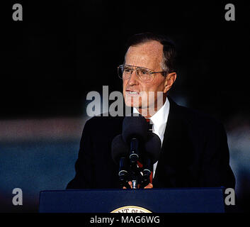 Washington, DC., USA, 1991 Präsident George H.W. Bush spricht von Podium auf dem Südrasen des Weißen Hauses mit der Springbrunnen im Hintergrund Credit: Mark Reinstein/MediaPunch Stockfoto