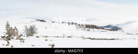 Ein Panoramablick von der verlassenen Haus am Blairglass nach unten in Richtung Gairnshiel, eingehüllt in Nebel und der Gipfel der Morven über Stockfoto