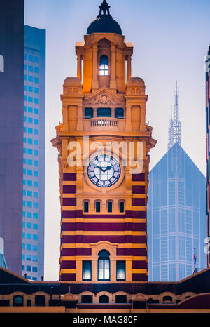 Die plakativen Farben und die Architektur der Flinders Street Bahnhof Clock Tower, Melbourne Australien am Nachmittag Sonnenschein Stockfoto