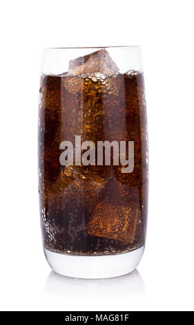 Cola im Glas mit Eiswürfeln auf weißem Hintergrund Stockfoto
