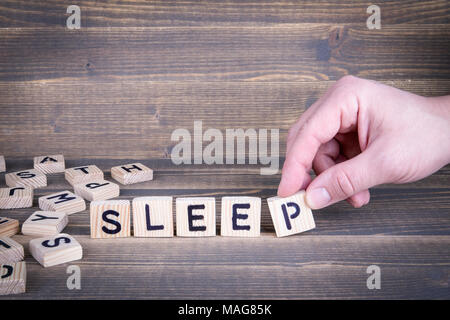 Schlafen. Holz- Buchstaben auf dem Schreibtisch Stockfoto