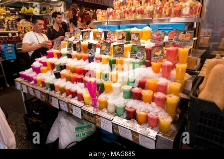 Frische Fruchtsäfte zum Verkauf in La Boqueria Markt in der Nähe von La Rambla, Barcelona, Spanien Stockfoto