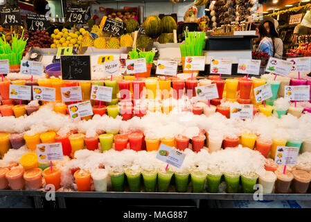 Frische Fruchtsäfte zum Verkauf in La Boqueria Markt in der Nähe von La Rambla, Barcelona, Spanien Stockfoto