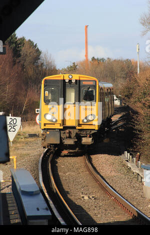 Eine elektrische Eisenbahn auf der Merseyrail S-Bahn von Kirkby kommt an der Station an Sandhills. Stockfoto