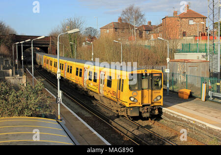 Eine elektrische suburban Mersey Rail Zug kommt an Walton station in Liverpool Merseyside während der Arbeit ein Service von Ormskirk in Liverpool. Stockfoto