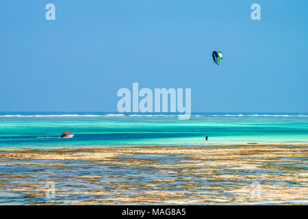 Kitesurfer bei Ebbe am Strand in Sansibar Stockfoto