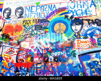 John Lennon tribute Wand in einem Prager Straße von bunten Graffiti bedeckt Stockfoto