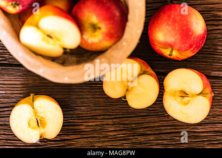 Rot saftige Äpfel und halbiert im Warenkorb Ansicht von oben Stockfoto