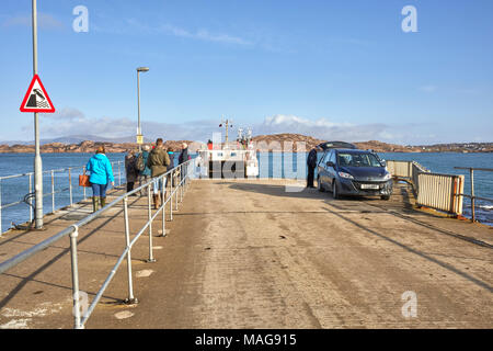 Auto/Fuß-Fähre von Fionnphort auf Mull, dockt an der Anlegestelle auf Iona. Passagiere warten. Stockfoto