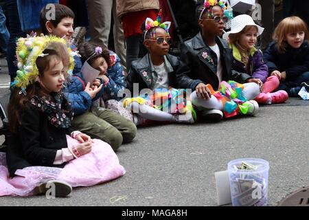 New York City, New York, USA. 1 Apr, 2018. Die jährlichen Holiday Parade zog eine große Menge von allen Alters und aus der ganzen Welt mit nachtschwärmern in bunten Outfits, Hasenohren gekleidet und'' "Die immer erwartete '' "kreative Hüte und Mützen. Die Ostern Parade und Motorhaube Festival berühmt wurde von Irving Berlin's Song", "Ostern Parade,'' im Jahr 1933. Der Song wurde später im Film'' Ostern Parade'' starring Judy Garland und Fred Astaire. Credit: G. Ronald Lopez/ZUMA Draht/Alamy leben Nachrichten Stockfoto
