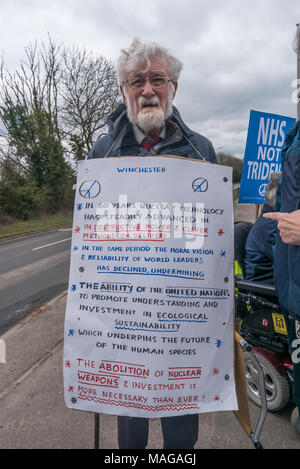 Aldermaston, UK. 1 Apr, 2018. Ein Mann von Winchester mit einem llengthy Plakat an der CND-Feier zum 60. Jahrestag der ersten Aldermaston März Tausende gegen die Bombe und geformte radikalen Protest für Generationen mobilisiert. Ihr Protest außerhalb der Atomic Weapons Establishment ein Riese, iconic Symbol des Friedens, Reden, unter anderem durch einige von denen auf der ursprünglichen März enthalten, singen und trommeln und feierten den UN-Vertrag über das Verbot von Atomwaffen. Credit: Peter Marschall/Alamy leben Nachrichten Stockfoto