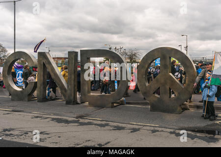 Aldermaston, UK. 1 Apr, 2018. CND errichtet seinen riesigen CND-Symbol Installation am Haupteingang der AWE Aldermaston der 60. Jahrestag der ersten Aldermaston März Tausende gegen die Bombe und geformte radikalen Protest für Generationen mobilisiert zu feiern. Ihr Protest außerhalb der Atomic Weapons Establishment ein Riese, iconic Symbol des Friedens, Reden, unter anderem durch einige von denen auf der ursprünglichen März enthalten, singen und trommeln und feierten den UN-Vertrag über das Verbot von Atomwaffen. Credit: Peter Marschall/Alamy leben Nachrichten Stockfoto