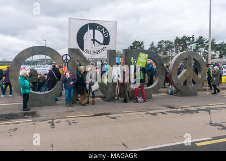 Aldermaston, UK. 1 Apr, 2018. CND errichtet seinen riesigen CND-Symbol Installation am Haupteingang der AWE Aldermaston der 60. Jahrestag der ersten Aldermaston März Tausende gegen die Bombe und geformte radikalen Protest für Generationen mobilisiert zu feiern. Ihr Protest außerhalb der Atomic Weapons Establishment ein Riese, iconic Symbol des Friedens, Reden, unter anderem durch einige von denen auf der ursprünglichen März enthalten, singen und trommeln und feierten den UN-Vertrag über das Verbot von Atomwaffen. Credit: Peter Marschall/Alamy leben Nachrichten Stockfoto