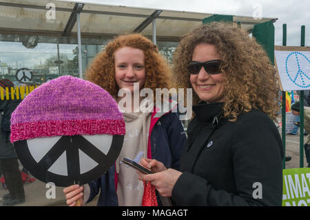 Aldermaston, UK. 1 Apr, 2018. CND feiert den 60. Jahrestag der ersten Aldermaston März Tausende gegen die Bombe und geformte radikalen Protest für Generationen mobilisiert. Ihr Protest außerhalb der Atomic Weapons Establishment ein Riese, iconic Symbol des Friedens, Reden, unter anderem durch einige von denen auf der ursprünglichen März enthalten, singen und trommeln und feierten den UN-Vertrag über das Verbot von Atomwaffen. Kampagne Atomwaffen abzuschaffen. Credit: Peter Marschall/Alamy leben Nachrichten Stockfoto