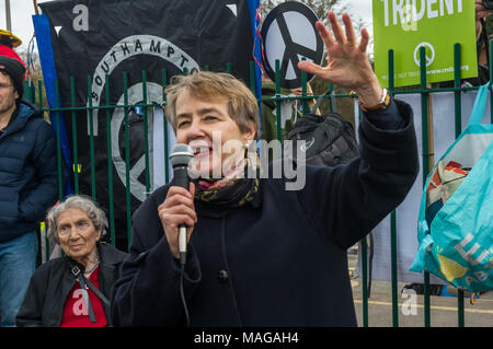 Aldermaston, UK. 1 Apr, 2018. Kate Hudson spricht als CND der 60. Jahrestag der ersten Aldermaston März Tausende gegen die Bombe und geformte radikalen Protest für Generationen mobilisiert feiert. Ihr Protest außerhalb der Atomic Weapons Establishment ein Riese, iconic Symbol des Friedens, Reden, unter anderem durch einige von denen auf der ursprünglichen März enthalten, singen und trommeln und feierten den UN-Vertrag über das Verbot von Atomwaffen. Kampagne Atomwaffen abzuschaffen. Credit: Peter Marschall/Alamy leben Nachrichten Stockfoto