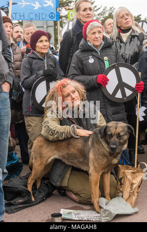 Aldermaston, UK. 1 Apr, 2018. Die Leute hören auf die Reden als CND der 60. Jahrestag der ersten Aldermaston März Tausende gegen die Bombe und geformte radikalen Protest für Generationen mobilisiert feiert. Ihr Protest außerhalb der Atomic Weapons Establishment ein Riese, iconic Symbol des Friedens, Reden, unter anderem durch einige von denen auf der ursprünglichen März enthalten, singen und trommeln und feierten den UN-Vertrag über das Verbot von Atomwaffen. Kampagne Atomwaffen abzuschaffen. Credit: Peter Marschall/Alamy leben Nachrichten Stockfoto