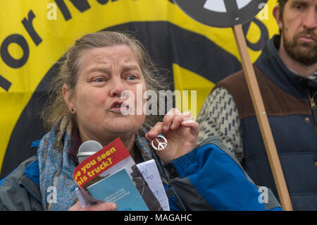 Aldermaston, UK. 1 Apr, 2018. Dr. Rebecca Johnson, Vorsitzender der ICAN, langjährige feministische Friedens Mitkämpfer und 2017 Nobelpreisträger, hält einen CND-Symbol und eine Kopie des UN-Vertrag über das Verbot von Kernwaffen. Die im letzten Jahr fertiggestellt wurde und von 122 Nationen unterzeichnet wurde, als sie auf die CND-Feier zum 60. Jahrestag der ersten Aldermaston März Tausende gegen die Bombe und geformte radikalen Protest für Generationen mobilisiert spricht. Credit: Peter Marschall/Alamy leben Nachrichten Stockfoto