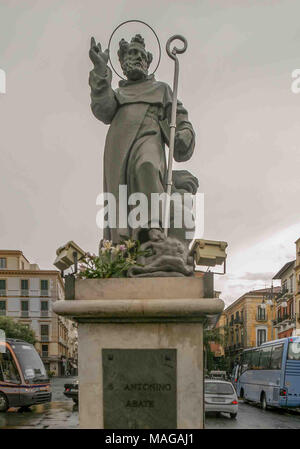 Sorrento, Italien. 26. Sep 2004. Eine Statue des Heiligen Antonio Abbate (St. Antonius) Schutzpatron der Stadt Sorrent, auf dem Hauptplatz, der Piazza Tasso. An der Amalfi Küste des südwestlichen Italien, Sorrento ist ein beliebtes Urlaubsziel. Credit: Arnold Drapkin/ZUMA Draht/Alamy leben Nachrichten Stockfoto