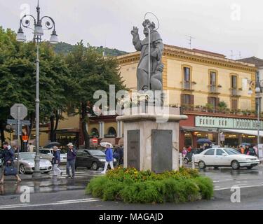 Sorrento, Italien. 26. Sep 2004. Eine Statue des Heiligen Antonio Abbate (St. Antonius) Schutzpatron der Stadt Sorrent, auf dem Hauptplatz, der Piazza Tasso. An der Amalfi Küste des südwestlichen Italien, Sorrento ist ein beliebtes Urlaubsziel. Credit: Arnold Drapkin/ZUMA Draht/Alamy leben Nachrichten Stockfoto