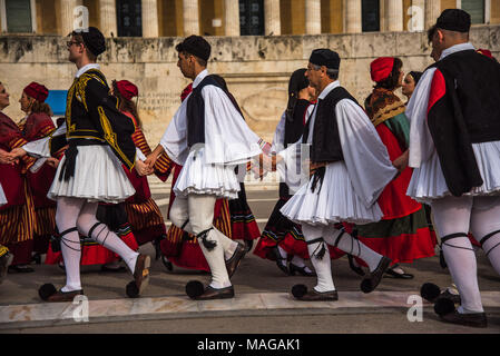 Athen, Griechenland. 31 Mär, 2018. Teilnehmer dress up in der griechischen traditionellen Outfit gesehen tanzen vor dem griechischen Parlament. Insgesamt 350 junge Menschen aus der ganzen Welt reisten nach Athen Teil in hellenische Jugend in Aktion, das Forum für alle neuen griechischer Herkunft, die an diesem Wochenende in Athen nimmt zu nehmen, die im Rahmen der Olympischen Spiele 2016-2018. Auf einer speziell entwickelten Mauer, die Teilnehmer ihre Ausdrucke, und symbolische Weise gaben sie ihre Spuren. Eine riesige Veranstaltung fand außerhalb der Griechischen Parlament, mit traditionellen Tänzen aus ganz Griechenland. (Bild: © Vangelis Ev Stockfoto