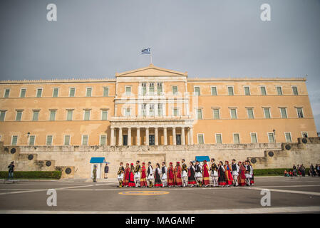 Athen, Griechenland. 31 Mär, 2018. Teilnehmer dress up in der griechischen traditionellen Outfit gesehen tanzen vor dem griechischen Parlament. Insgesamt 350 junge Menschen aus der ganzen Welt reisten nach Athen Teil in hellenische Jugend in Aktion, das Forum für alle neuen griechischer Herkunft, die an diesem Wochenende in Athen nimmt zu nehmen, die im Rahmen der Olympischen Spiele 2016-2018. Auf einer speziell entwickelten Mauer, die Teilnehmer ihre Ausdrucke, und symbolische Weise gaben sie ihre Spuren. Eine riesige Veranstaltung fand außerhalb der Griechischen Parlament, mit traditionellen Tänzen aus ganz Griechenland. (Bild: © Vangelis Ev Stockfoto