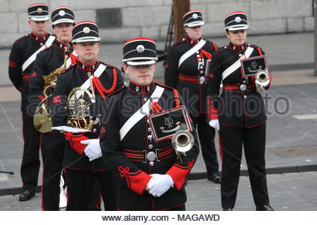 Dublin, Irland. 1. April 2018. Ostern 1916 steigende Zeremonie findet in Dublin. 1. April 2018. Die Teilnehmer der Ostern Parade zu Ehren der 1916 Steigende warten bis März durch das Dublin City Center heute. Credit: reallifephotos/Alamy leben Nachrichten Stockfoto