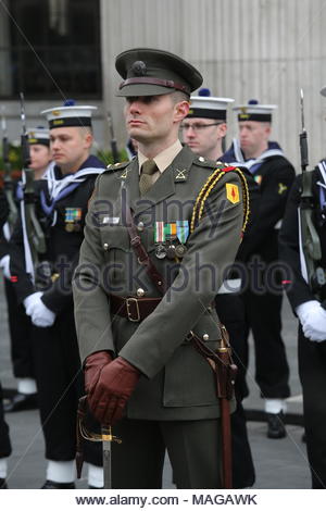 Dublin, Irland. 1. April 2018. Dublin, Irland. Am 1. April. Ostern 1916. Steigende Festakt erfolgt in Dublin. Eine irische Offizier nimmt Teil an der Parade und die Zeremonie zu Ehren der in Dublin, Irland, 1916 steigen. Credit: reallifephotos/Alamy leben Nachrichten Stockfoto