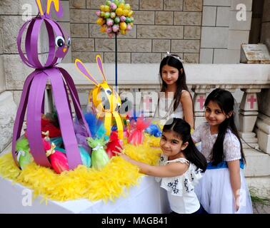 Damaskus, Syrien. 1 Apr, 2018. Kinder feiern Ostern in einer Kirche in der Altstadt von Damaskus, Syrien, am 1. April 2018. Credit: Ammar Safarjalani/Xinhua/Alamy leben Nachrichten Stockfoto