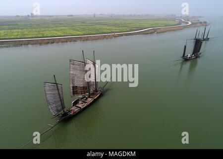 Yangzhou Yangzhou, China. 1 Apr, 2018. Yangzhou, China - 1. April 2018: Aus der Vogelperspektive Gaoyou Jiaoye Park in Yangzhou, der ostchinesischen Provinz Jiangsu. Credit: SIPA Asien/ZUMA Draht/Alamy leben Nachrichten Stockfoto