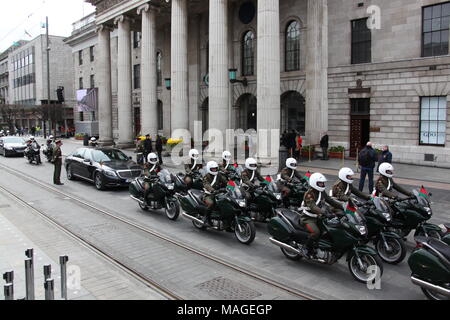 Dublin, Irland. 1 Apr, 2018. Irischen Präsidenten Konvoi an einer Zeremonie zu Ostern in Dublin, Hauptstadt von Irland, 1. April 2018 steigende Mark gesehen. Eine Zeremonie wurde vor dem General Post Office Building in Dublin am Sonntag dem Osteraufstand von 1916 zu gedenken, einen Aufstand gegen die britische Herrschaft, die den Weg für die Unabhängigkeit ebnete. Credit: Zhang Qi/Xinhua/Alamy leben Nachrichten Stockfoto