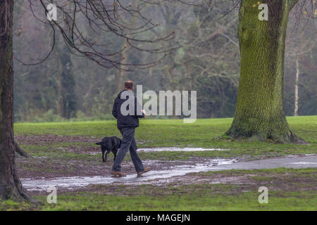 Northampton. 2 Apr, 2018. UK Wetter: sintflutartige Regenfälle über Nacht und für die meisten des Tages Prognose macht es für Hund Wanderer Elend dieses morgen in Abington Park. Credit: Keith J Smith./Alamy leben Nachrichten Stockfoto