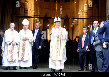 Kardinal Timothy Dolan während der Ostern Parade entlang der 5th Avenue am 1. April 2018 in New York City. Stockfoto