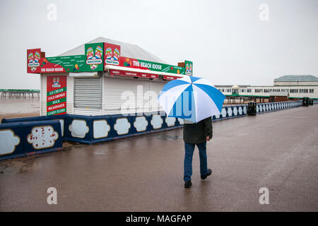 Schreckliche Bank Urlaub Wetter, Lytham St. Annes. 2. April 2018. UK Wetter. Schreckliche windigen und regnerischen Wetter Teig der North West Strandpromenade am Meer an der Küste der Stadt von Lytham St. Annes in der Nähe von Blackpool, Lancashire. Geschlossen Eis Kioske und einsamen Stränden aufgrund der Unwetter, die als Touristen nach Hause früh über die Ostern Wochenende. Credit: cernan Elias/Alamy leben Nachrichten Stockfoto