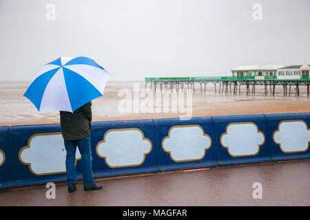 Schreckliche Bank Urlaub Wetter, Lytham St. Annes. 2. April 2018. UK Wetter. Schreckliche windigen und regnerischen Wetter Teig der North West Strandpromenade am Meer an der Küste der Stadt von Lytham St. Annes in der Nähe von Blackpool, Lancashire. Geschlossen Eis Kioske und einsamen Stränden aufgrund der Unwetter, die als Touristen nach Hause früh über die Ostern Wochenende. Credit: cernan Elias/Alamy leben Nachrichten Stockfoto