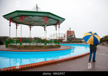 Schreckliche Bank Urlaub Wetter, Lytham St. Annes. 2. April 2018. UK Wetter. Schreckliche windigen und regnerischen Wetter Teig der North West Strandpromenade am Meer an der Küste der Stadt von Lytham St. Annes in der Nähe von Blackpool, Lancashire. Geschlossen Eis Kioske und einsamen Stränden aufgrund der Unwetter, die als Touristen nach Hause früh über die Ostern Wochenende. Credit: cernan Elias/Alamy leben Nachrichten Stockfoto