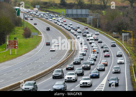 Exeter, Devon, Großbritannien. 2. April 2018. Urlauber Queuing in einem Stau im Osten gebunden Fahrbahn auf der A38 am Bath in der Nähe von Exeter in Devon am Ostermontag, als sie zu Hause von ihren Osterwochenende Urlaub zurück. Foto: Graham Jagd-/Alamy leben Nachrichten Stockfoto