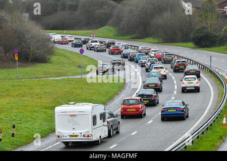 Honiton, Devon, Großbritannien. 2. April 2018. Urlauber Queuing in einem Stau im Osten gebunden Fahrbahn auf der A 30 in Honiton, Devon am Ostermontag, als sie zu Hause von ihren Osterwochenende Urlaub zurück. Foto: Graham Jagd-/Alamy leben Nachrichten Stockfoto