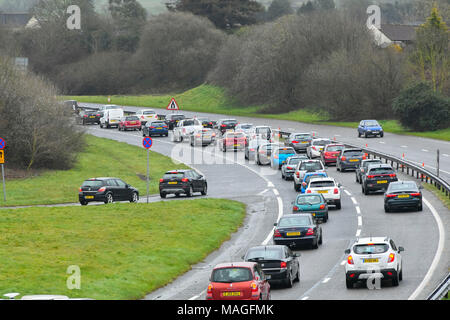 Honiton, Devon, Großbritannien. 2. April 2018. Urlauber Queuing in einem Stau im Osten gebunden Fahrbahn auf der A 30 in Honiton, Devon am Ostermontag, als sie zu Hause von ihren Osterwochenende Urlaub zurück. Foto: Graham Jagd-/Alamy leben Nachrichten Stockfoto