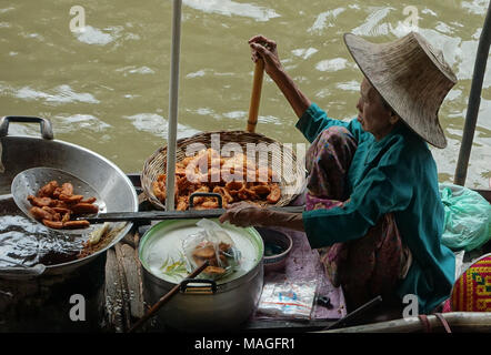 26. Februar 2018, Damnoen Saduak, Thailand: eine Frau in ihrem Boot sitzen und ihre Güter in den schwimmenden Markt von Damnoen Saduak. Der Markt mit seinen klongs (Kanäle) ist mehr als 100 Jahre alt. Foto: Alexandra Schuler/dpa Stockfoto