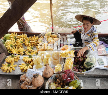 26. Februar 2018, Damnoen Saduak, Thailand: eine Frau in ihrem Boot sitzen und ihre Güter in den schwimmenden Markt von Damnoen Saduak. Der Markt mit seinen klongs (Kanäle) ist mehr als 100 Jahre alt. Foto: Alexandra Schuler/dpa Stockfoto