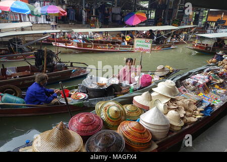 26. Februar 2018, Damnoen Saduak, Thailand: Straßenhändler in Boote, die ihre Waren auf dem schwimmenden Markt von Damnoen Saduak. Der Markt mit seinen klongs (Kanäle) ist mehr als 100 Jahre alt. Foto: Alexandra Schuler/dpa Stockfoto