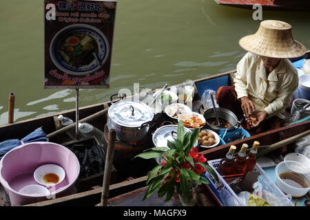 26. Februar 2018, Damnoen Saduak, Thailand: eine Frau in ihrem Boot sitzen und ihre Güter in den schwimmenden Markt von Damnoen Saduak. Der Markt mit seinen klongs (Kanäle) ist mehr als 100 Jahre alt. Foto: Alexandra Schuler/dpa Stockfoto