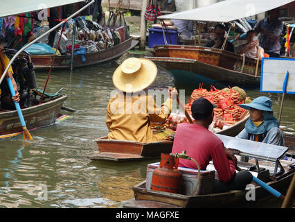 26. Februar 2018, Damnoen Saduak, Thailand: Straßenhändler in Boote, die ihre Waren auf dem schwimmenden Markt von Damnoen Saduak. Der Markt mit seinen klongs (Kanäle) ist mehr als 100 Jahre alt. Foto: Alexandra Schuler/dpa Stockfoto