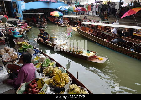 26. Februar 2018, Damnoen Saduak, Thailand: Straßenhändler in Boote, die ihre Waren auf dem schwimmenden Markt von Damnoen Saduak. Der Markt mit seinen klongs (Kanäle) ist mehr als 100 Jahre alt. Foto: Alexandra Schuler/dpa Stockfoto