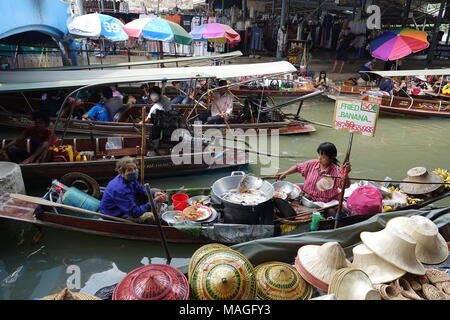 26. Februar 2018, Damnoen Saduak, Thailand: Straßenhändler in Boote, die ihre Waren auf dem schwimmenden Markt von Damnoen Saduak. Der Markt mit seinen klongs (Kanäle) ist mehr als 100 Jahre alt. Foto: Alexandra Schuler/dpa Stockfoto