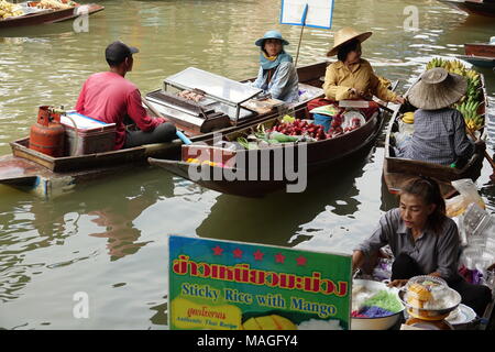 26. Februar 2018, Damnoen Saduak, Thailand: Straßenhändler in Boote, die ihre Waren auf dem schwimmenden Markt von Damnoen Saduak. Der Markt mit seinen klongs (Kanäle) ist mehr als 100 Jahre alt. Foto: Alexandra Schuler/dpa Stockfoto