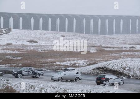 Ribblehead, Yorkshire. 2 Apr, 2018. UK Wetter: Prognose Schnee bedeckt hat Ribblehead in den Yorkshire Dales National Park im Norden von England am Montag, 2. April 2018. Schneefall hat gegriffen, die auch viele andere Teile des nördlichen England heute. Quelle: Christopher Middleton/Alamy leben Nachrichten Stockfoto